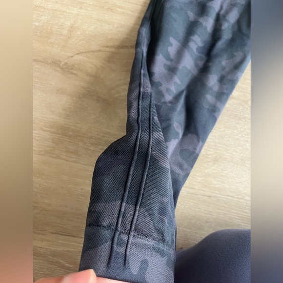 SPANX Look At Me Now Black Camo Seamless Cropped Leggings SZ L - Picture 3 of 5